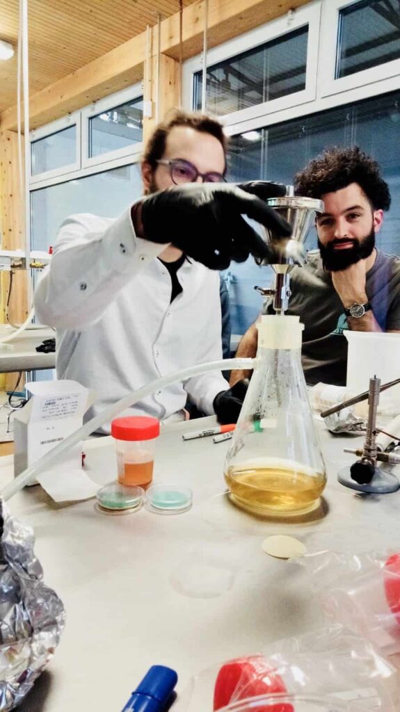 il prof. Nicola Coppe analizza la birra in laboratorio