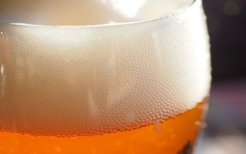 bicchiere di birra con schiuma in sospensione